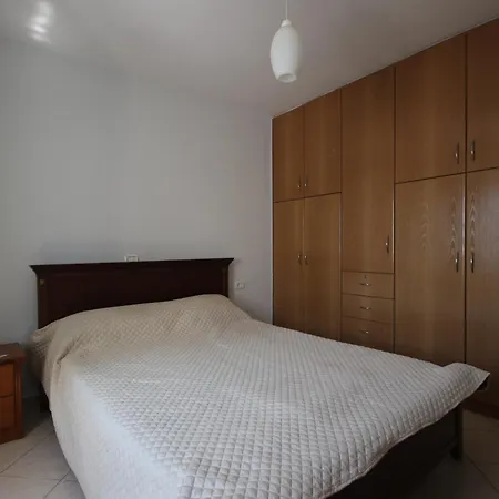 Harry Apartment Himare