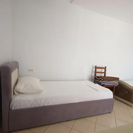 Harry Apartment Himare